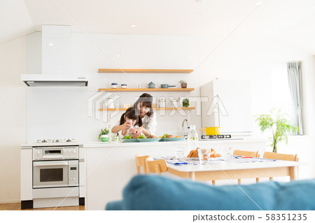 Living dining, parent and child, daily life, good friends Living dining, parent and child, daily life, good friends 58351235