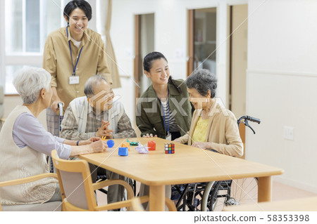 護理設施志願者 58353398