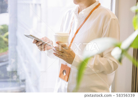 休息時使用智能手機的女性 休息時使用智能手機的女性 58356339