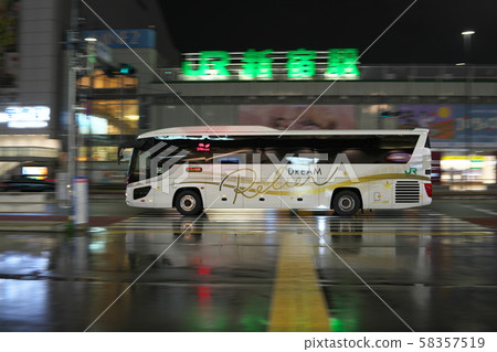 A night bus that leaves Busta Shinjuku and runs near the south exit of JR Shinjuku Station 58357519