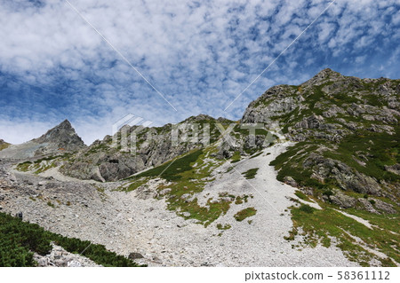 北阿爾卑斯山從芹澤山步道上眺望霞岳 北阿爾卑斯山從芹澤山步道上眺望霞岳 58361112