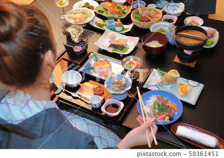 溫泉客人浴衣料理日式旅館 58361451