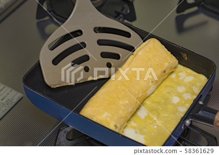 [Making eggs] 58361629