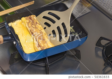 [Making eggs] 58361633