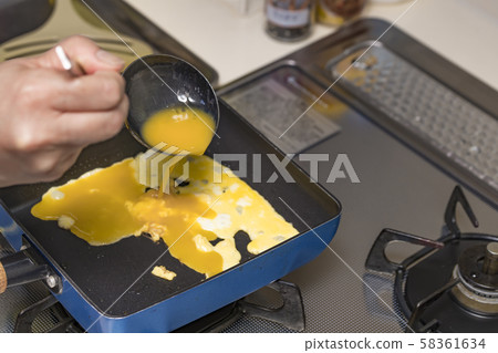 [Making eggs] 58361634