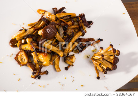 Plate with wood mushrooms Plate with wood mushrooms 58364167