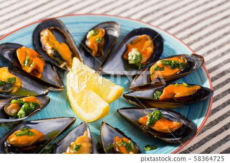 Image of mussels with sauce 58364725