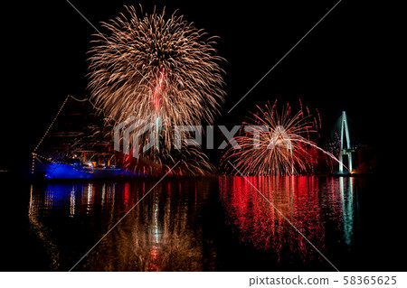富山縣海王丸公園富山新光煙花節船隻和煙花的照明 58365625