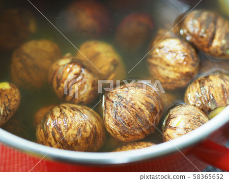 Boil chestnuts 58365652