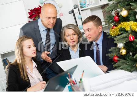 Boss controlling teamwork Boss controlling teamwork 58369768