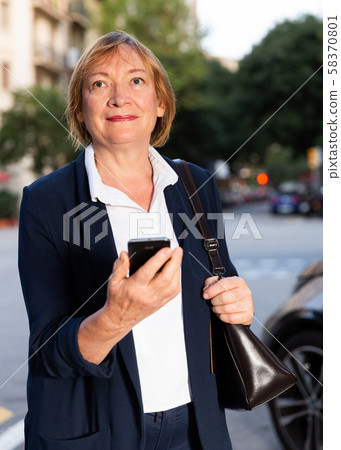 Senior woman using her smartphone 58370801
