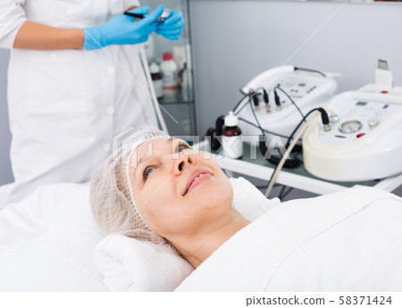 Mature woman having beauty procedures 58371424