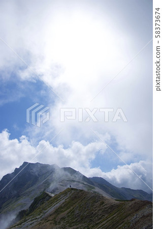 從Korenka山到白馬山的山路(白馬山脈,長野縣北Azumi) 從Korenka山到白馬山的山路(白馬山脈,長野縣北Azumi) 58373674