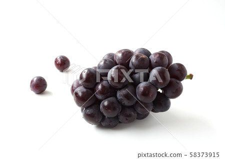 A bunch of grapes, dessert, white background 58373915