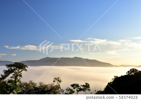 雲彩海在Kameoka盆地的 雲彩海在Kameoka盆地的 58374028