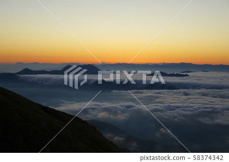 Dawn from around Hakuba mountain top dormitory (Hakuba mountain range, Kita-Azumi, Nagano) Dawn from around Hakuba mountain top dormitory (Hakuba mountain range, Kita-Azumi, Nagano) 58374342
