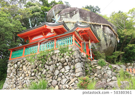 Megalith and shrine of the sacred body of Kamikura Shrine 58380361