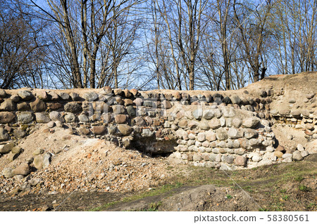 a cracked part of the wall 58380561