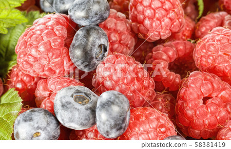 raspberry with blueberry 58381419