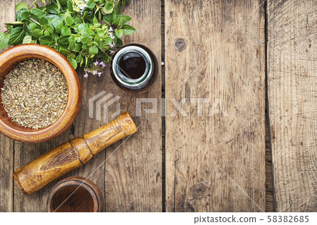 Fresh and dried oregano herb 58382685