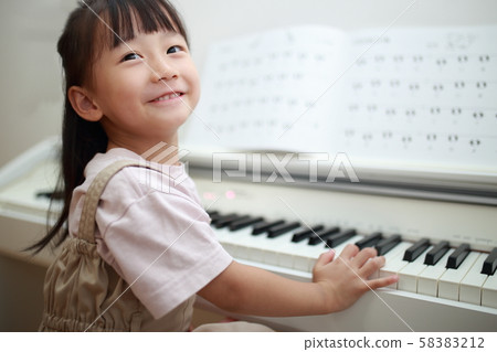 鋼琴(音樂課堂練習課鍵盤樂器父母育兒育兒女孩人副本空間) 鋼琴(音樂課堂練習課鍵盤樂器父母育兒育兒女孩人副本空間) 58383212