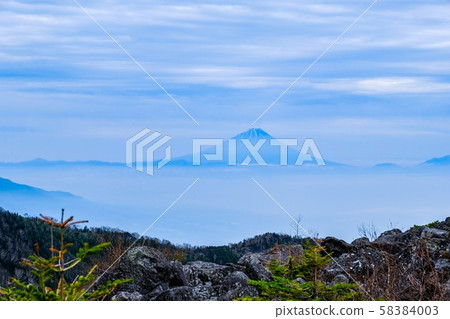 Spring Yatsugatake mountain climbing: Early morning Mt. Fuji seen from a youth hut 58384003