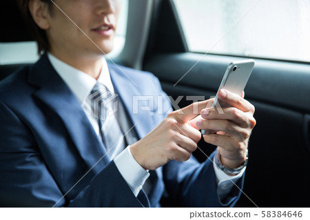 在車里工作的人 58384646