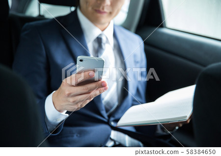 在車里工作的人 58384650