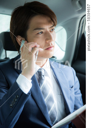 在車里工作的人 在車里工作的人 58384657