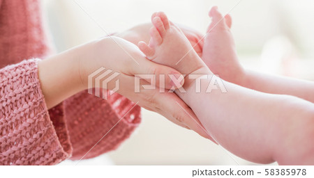 mother with her baby 58385978