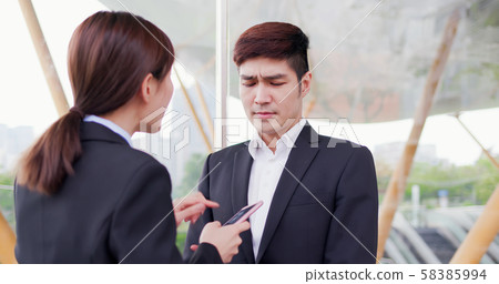 Businesspeople have a arguement 58385994