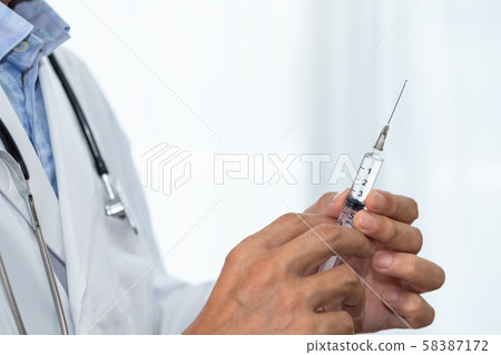 執行注射的醫生的醫療圖像 58387172
