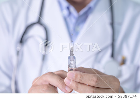 執行注射的醫生的醫療圖像 58387174