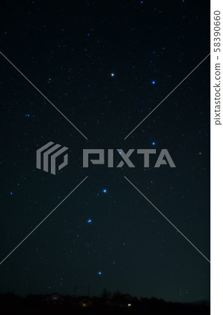 Sa市大泉町北斗七星（垂直位置）從地平線升起 58390660