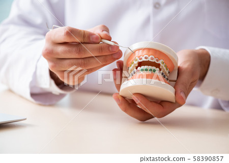 Male doctor stomatologist working in the clinic 58390857