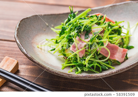 Stir-fried beans seedling and bacon 58391509