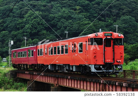 在山陰本線和武野/薩田站之間運行的常規火車（KIHA 40系列） 58392138