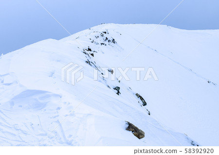 冬天，雪爬山 58392920