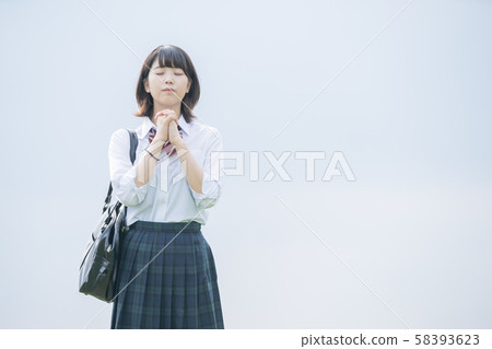 高中女孩祈禱 58393623