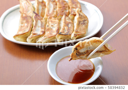Pan-fried gyoza 58394832