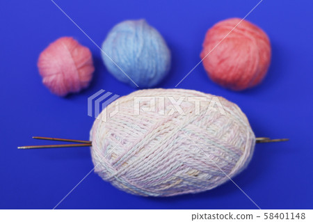 Woolen thread and knitting needle. Woolen thread and knitting needle. 58401148