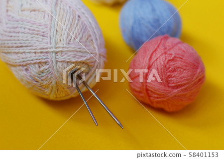 Woolen thread and knitting needle.  58401153