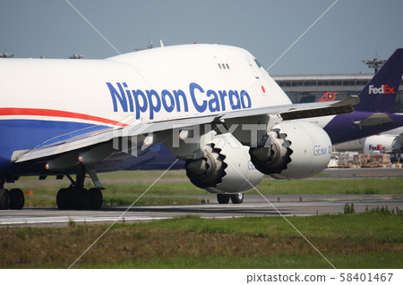 起飛前的客機 58401467