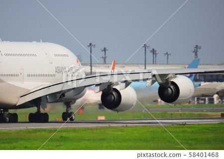起飛前的客機 58401468