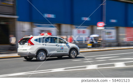 日本的東京城市風光帶警報器的血液警報器=池袋站（池袋站東口前的西武） 58401523