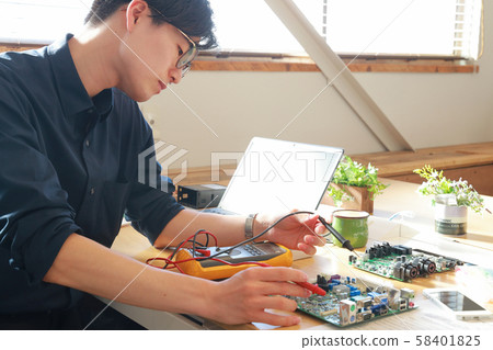 男工程師用測試儀檢查板1 58401825