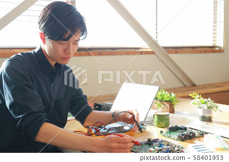 男工程師用測試儀檢查板1 58401953