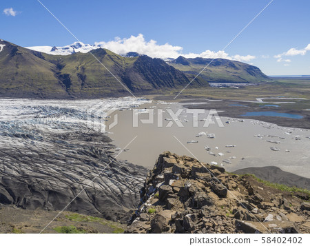 View on glacier lagoon with icebergs and tongue of Skaftafellsjokull, Vatnajokull spur, valley 58402402
