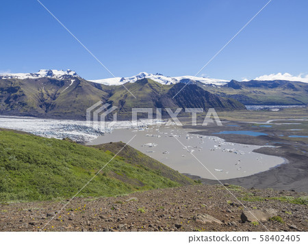 View on glacier lagoon with icebergs and tongue of Skaftafellsjokull, Vatnajokull spur, valley 58402405