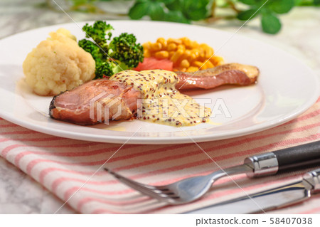 Salmon mustard sauce 58407038